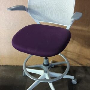 Fauteuil pivotant ajustable de marque Steelcase modèle Cobi, arrière du dossier en plastique blanc, dossier en résine blanche, assise en tissu violet, piétement en étoile à 5 branches sur roulettes avec repose-pied (tâches). 110 x 63 x 68 cm. 6 unités vendues avec faculté de réunion. Localisation : 8 rue de la Fossé aux Leux 91700 Ste Geneviève des Bois