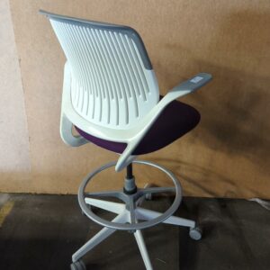 Fauteuil pivotant ajustable de marque Steelcase modèle Cobi, arrière du dossier en plastique blanc, dossier en résine blanche, assise en tissu violet, piétement en étoile à 5 branches sur roulettes avec repose-pied (tâches). 110 x 63 x 68 cm. 6 unités vendues avec faculté de réunion. Localisation : 8 rue de la Fossé aux Leux 91700 Ste Geneviève des Bois – Image 2