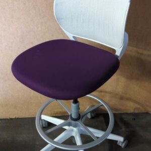 Chaise haute pivotante ajustable de marque Steelcase modèle Cobi, arrière du dossier en plastique blanc, dossier en résille blanche, assise en tissu violet, piétement en étoile à 5 branches sur roulettes avec repose-pied (tâches). 120 x 48 x 68 cm. 10 unités vendues avec faculté de réunion. Localisation : 8 rue de la Fossé aux Leux 91700 Ste Geneviève des Bois