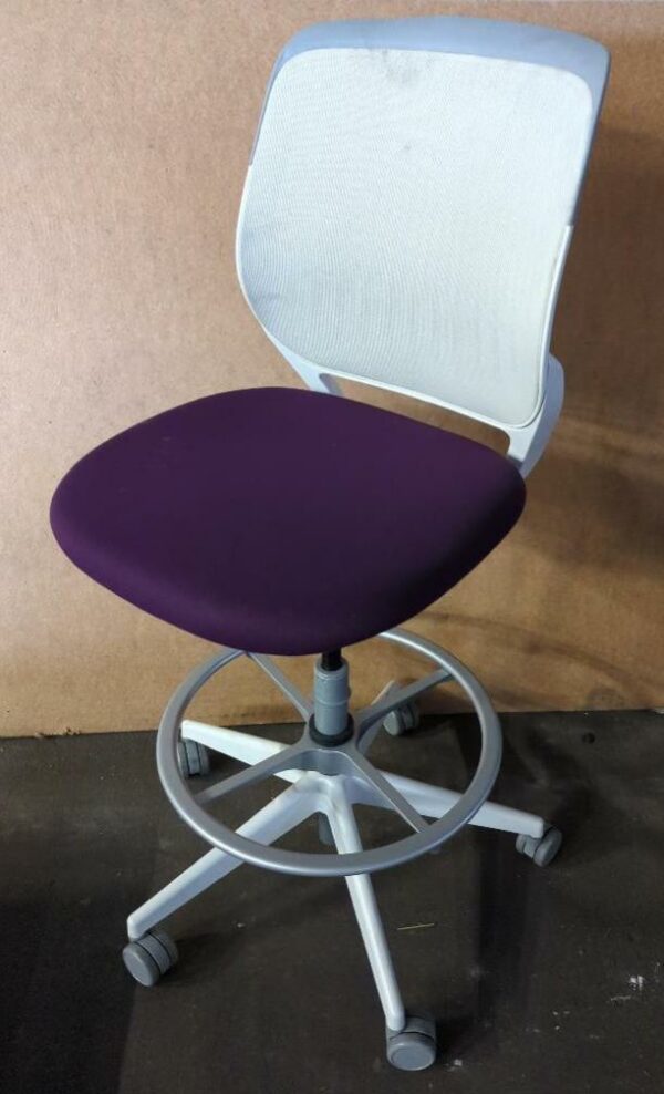 Chaise haute pivotante ajustable de marque Steelcase modèle Cobi, arrière du dossier en plastique blanc, dossier en résille blanche, assise en tissu violet, piétement en étoile à 5 branches sur roulettes avec repose-pied (tâches). 120 x 48 x 68 cm. 10 unités vendues avec faculté de réunion. Localisation : 8 rue de la Fossé aux Leux 91700 Ste Geneviève des Bois