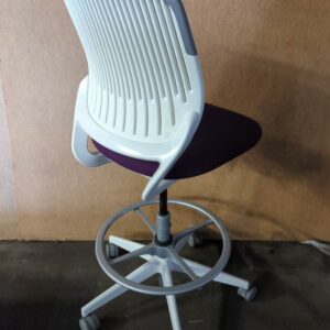 Chaise haute pivotante ajustable de marque Steelcase modèle Cobi, arrière du dossier en plastique blanc, dossier en résille blanche, assise en tissu violet, piétement en étoile à 5 branches sur roulettes avec repose-pied (tâches). 120 x 48 x 68 cm. 10 unités vendues avec faculté de réunion. Localisation : 8 rue de la Fossé aux Leux 91700 Ste Geneviève des Bois – Image 2