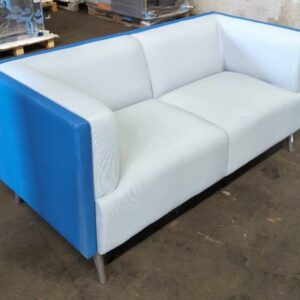 Canapé de marque Connection recouvert de tissu bicolore bleu roi et gris clair, 4 pieds en acier chromé. 76 x 162 x 77 cm. 2 unités vendues avec faculté de réunion. Localisation : 8 rue de la Fossé aux Leux 91700 Ste Geneviève des Bois