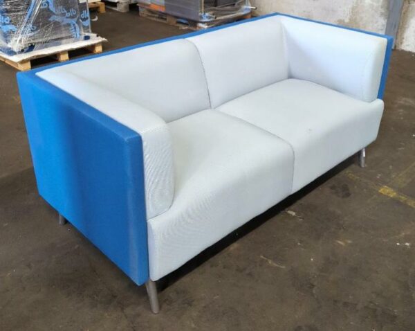 Canapé de marque Connection recouvert de tissu bicolore bleu roi et gris clair, 4 pieds en acier chromé. 76 x 162 x 77 cm. 2 unités vendues avec faculté de réunion. Localisation : 8 rue de la Fossé aux Leux 91700 Ste Geneviève des Bois