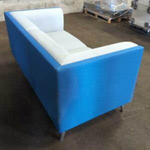 Canapé de marque Connection recouvert de tissu bicolore bleu roi et gris clair, 4 pieds en acier chromé. 76 x 162 x 77 cm. 2 unités vendues avec faculté de réunion. Localisation : 8 rue de la Fossé aux Leux 91700 Ste Geneviève des Bois – Image 2