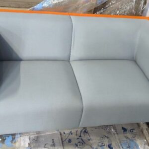 Canapé de marque Connection recouvert de tissu bicolore orange et gris clair, 4 pieds en acier chromé. 76 x 162 x 77 cm. Localisation : 8 rue de la Fossé aux Leux 91700 Ste Geneviève des Bois