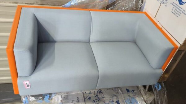 Canapé de marque Connection recouvert de tissu bicolore orange et gris clair, 4 pieds en acier chromé. 76 x 162 x 77 cm. Localisation : 8 rue de la Fossé aux Leux 91700 Ste Geneviève des Bois