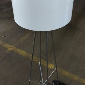 Lampe de parquet en métal, abat jour blanc, piétement chromé. 125 x 35 cm. 7 unités vendues avec faculté de réunion. Localisation : 8 rue de la Fossé aux Leux 91700 Ste Geneviève des Bois – Image 2