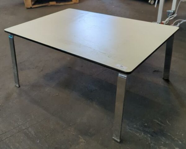 Table basse rectangulaire de marque Bene plateau en bois blanc piétement en acier chromé (manque un patin). 40 x 90 x 60 cm. Localisation : 8 rue de la Fossé aux Leux 91700 Ste Geneviève des Bois