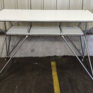 Table haute rectangulaire sur roulettes design Thinking Line modèle T4 édition System 180, avec espace de rangement sous le plateau, piètement en acier tubulaire chromé. 108 x 160 x 80 cm. 2 unités vendues avec faculté de réunion. Localisation : 8 rue de la Fossé aux Leux 91700 Ste Geneviève des Bois – Image 2