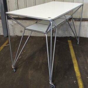 Table haute rectangulaire sur roulettes design Thinking Line modèle T4 édition System 180, avec espace de rangement sous le plateau, piètement en acier tubulaire chromé. 108 x 160 x 80 cm. 2 unités vendues avec faculté de réunion. Localisation : 8 rue de la Fossé aux Leux 91700 Ste Geneviève des Bois – Image 3