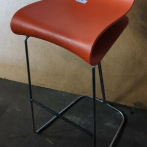 Tabouret haut design Harry & Camila modèle BCN édition Kristalia en polypropylène orange et piètement en acier chromé. 88 x 40 x 42 cm. 4 unités vendues avec faculté de réunion. Localisation : 8 rue de la Fossé aux Leux 91700 Ste Geneviève des Bois