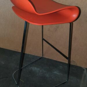 Tabouret haut design Harry & Camila modèle BCN édition Kristalia en polypropylène orange et piètement en acier chromé. 88 x 40 x 42 cm. 4 unités vendues avec faculté de réunion. Localisation : 8 rue de la Fossé aux Leux 91700 Ste Geneviève des Bois – Image 2