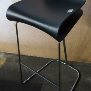 Tabouret haut design Harry & Camila modèle BCN édition Kristalia en polypropylène noir et piètement en acier chromé. 88 x 40 x 42 cm. 4 unités vendues avec faculté de réunion. Localisation : 8 rue de la Fossé aux Leux 91700 Ste Geneviève des Bois