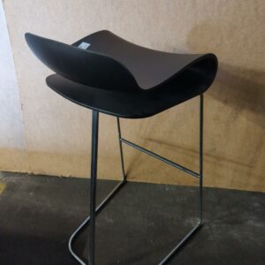 Tabouret haut design Harry & Camila modèle BCN édition Kristalia en polypropylène noir et piètement en acier chromé. 88 x 40 x 42 cm. 4 unités vendues avec faculté de réunion. Localisation : 8 rue de la Fossé aux Leux 91700 Ste Geneviève des Bois – Image 2