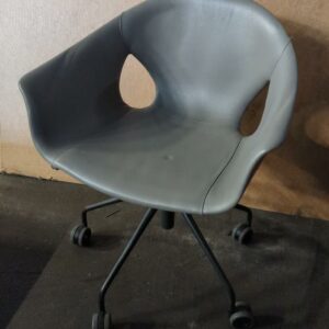 Fauteuil pivotant sur roulettes design Roberto Lazzeroni modèle Ginger Ale édition Poltrona frau, coque en plastique noir, intérieur en cuir taupe. 89 x 62 x 55 cm . 7 unités vendues avec faculté de réunion. Localisation : 8 rue de la Fossé aux Leux 91700 Ste Geneviève des Bois