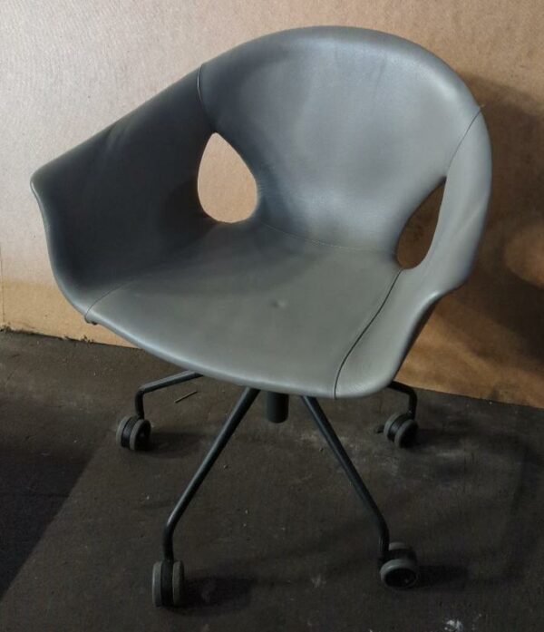 Fauteuil pivotant sur roulettes design Roberto Lazzeroni modèle Ginger Ale édition Poltrona frau, coque en plastique noir, intérieur en cuir taupe. 89 x 62 x 55 cm . 7 unités vendues avec faculté de réunion. Localisation : 8 rue de la Fossé aux Leux 91700 Ste Geneviève des Bois