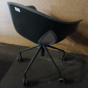 Fauteuil pivotant sur roulettes design Roberto Lazzeroni modèle Ginger Ale édition Poltrona frau, coque en plastique noir, intérieur en cuir taupe. 89 x 62 x 55 cm . 7 unités vendues avec faculté de réunion. Localisation : 8 rue de la Fossé aux Leux 91700 Ste Geneviève des Bois – Image 2