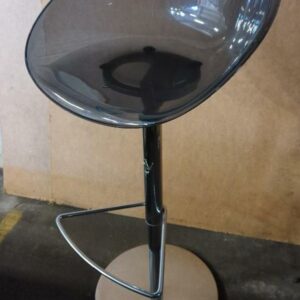 Tabouret haut pivotant ajustable design Claudio Dondoli & Marco Poccide modèle Gliss édition Pedrali en polycarbonate translucide noir, piètement en métal chromé sur base circulaire. 106 x 48 x 50 cm. 11 unités vendues avec faculté de réunion. Localisation : 8 rue de la Fossé aux Leux 91700 Ste Geneviève des Bois
