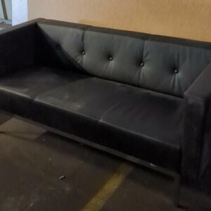 Canapé de marque Artifort en cuir noir, dossier capitonné, piètement en métal chromé. 73 x 170 x 74 cm. Localisation : 8 rue de la Fossé aux Leux 91700 Ste Geneviève des Bois