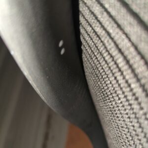 Fauteuil pivotant ajustable sur roulettes de marque Herman Miller modèle Aeron noir (2 picots arrière). 110 x 70 x 65 cm. Localisation : 8 rue de la Fossé aux Leux 91700 Ste Geneviève des Bois – Image 3
