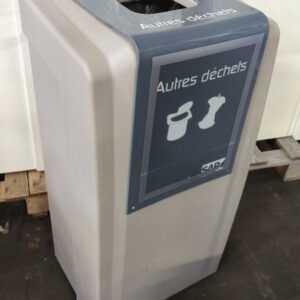 Poubelle sur roulettes avec bac amovible de marque Green Office modèle Easycollect. Divers modèles dont canette, papier, autres déchets, bouteille. 73 unités vendues avec faculté de réunion. Localisation : 8 rue de la Fossé aux Leux 91700 Ste Geneviève des Bois