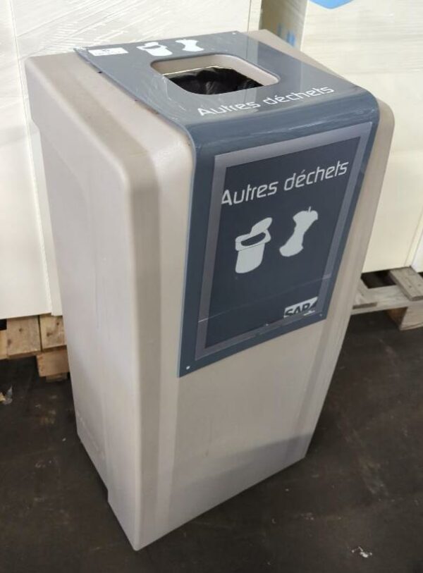 Poubelle sur roulettes avec bac amovible de marque Green Office modèle Easycollect. Divers modèles dont canette, papier, autres déchets, bouteille. 73 unités vendues avec faculté de réunion. Localisation : 8 rue de la Fossé aux Leux 91700 Ste Geneviève des Bois