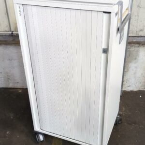 Placard sur roulettes de marque Steelcase ouvrant par une porte coulissante, poignée latérale. 107 x 54 x 44 cm. 16 unités vendues avec faculté de réunion. Localisation : 8 rue de la Fossé aux Leux 91700 Ste Geneviève des Bois