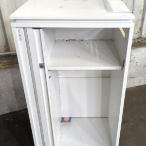 Placard sur roulettes de marque Steelcase ouvrant par une porte coulissante, poignée latérale. 107 x 54 x 44 cm. 16 unités vendues avec faculté de réunion. Localisation : 8 rue de la Fossé aux Leux 91700 Ste Geneviève des Bois – Image 2