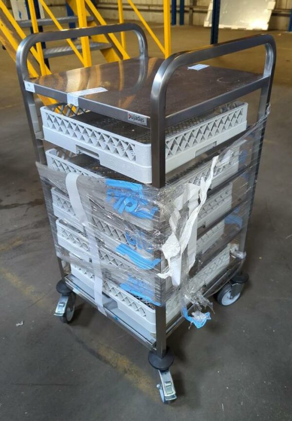 Chariot à paniers en inox de marque Pujadas avec 5 paniers à vaisselle en nylon. 117 x  57 x 57 cm. 15 unités vendues avec faculté de réunion. Localisation : 8 rue de la Fossé aux Leux 91700 Ste Geneviève des Bois