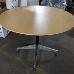 Table ronde plateau en bois couleur hêtre sur un piètement en étoile à 4 branches sur patins. 73 x 105 cm. 2 unités vendues avec faculté de réunion. Localisation : 8 rue de la Fossé aux Leux 91700 Ste Geneviève des Bois