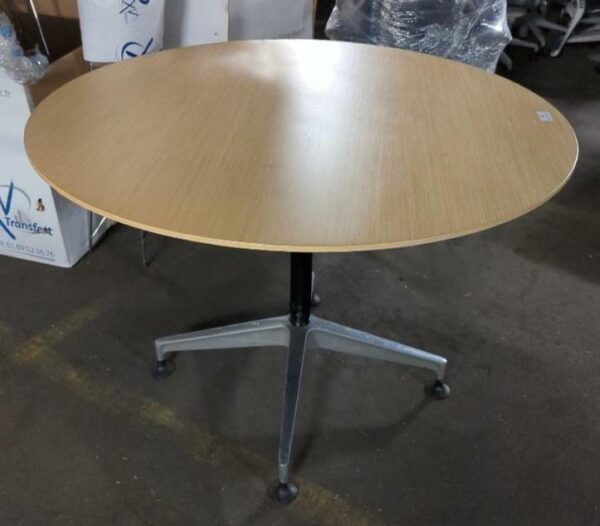 Table ronde plateau en bois couleur hêtre sur un piètement en étoile à 4 branches sur patins. 73 x 105 cm. 2 unités vendues avec faculté de réunion. Localisation : 8 rue de la Fossé aux Leux 91700 Ste Geneviève des Bois