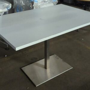 Table rectangulaire, plateau en bois blanc sur un pied central en métal chromé. 75 x 120 x 80 cm. Localisation : 8 rue de la Fossé aux Leux 91700 Ste Geneviève des Bois