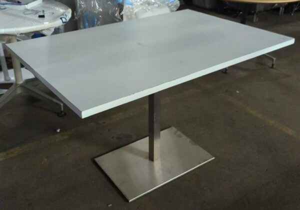 Table rectangulaire, plateau en bois blanc sur un pied central en métal chromé. 75 x 120 x 80 cm. Localisation : 8 rue de la Fossé aux Leux 91700 Ste Geneviève des Bois