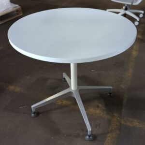 Table ronde, plateau en bois blanc sur un piètement en étoile à 4 branches sur patins. 73 x 80 cm. 4 unités vendues avec faculté de réunion. Localisation : 8 rue de la Fossé aux Leux 91700 Ste Geneviève des Bois