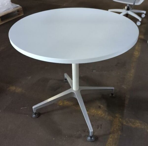 Table ronde, plateau en bois blanc sur un piètement en étoile à 4 branches sur patins. 73 x 80 cm. 4 unités vendues avec faculté de réunion. Localisation : 8 rue de la Fossé aux Leux 91700 Ste Geneviève des Bois