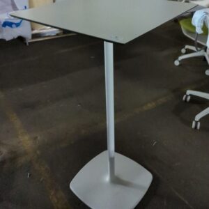 Mange debout, plateau carré en bois blanc sur un pied central en acier laqué blanc.. 113 x 60 cm. 6 unités vendues avec faculté de réunion. Localisation : 8 rue de la Fossé aux Leux 91700 Ste Geneviève des Bois