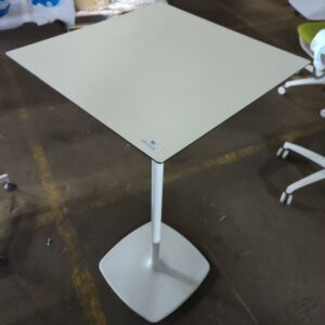 Mange debout, plateau carré en bois blanc sur un pied central en acier laqué blanc.. 113 x 60 cm. 6 unités vendues avec faculté de réunion. Localisation : 8 rue de la Fossé aux Leux 91700 Ste Geneviève des Bois – Image 2