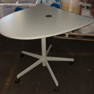 Table demi lune ajustable en hauteur sur roulettes, plateau en bois blanc. 68 x 100 x 100. Hauteur max 112 cm. Localisation : 8 rue de la Fossé aux Leux 91700 Ste Geneviève des Bois