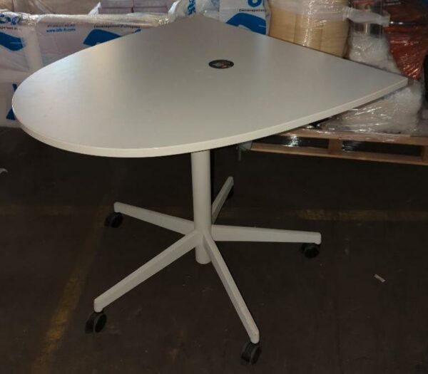 Table demi lune ajustable en hauteur sur roulettes, plateau en bois blanc. 68 x 100 x 100. Hauteur max 112 cm. Localisation : 8 rue de la Fossé aux Leux 91700 Ste Geneviève des Bois