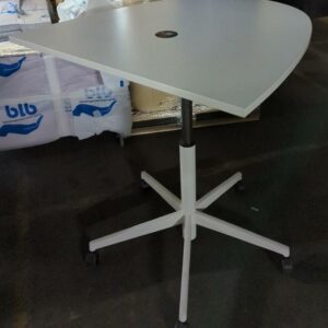 Table demi lune ajustable en hauteur sur roulettes, plateau en bois blanc. 68 x 100 x 100. Hauteur max 112 cm. Localisation : 8 rue de la Fossé aux Leux 91700 Ste Geneviève des Bois – Image 2
