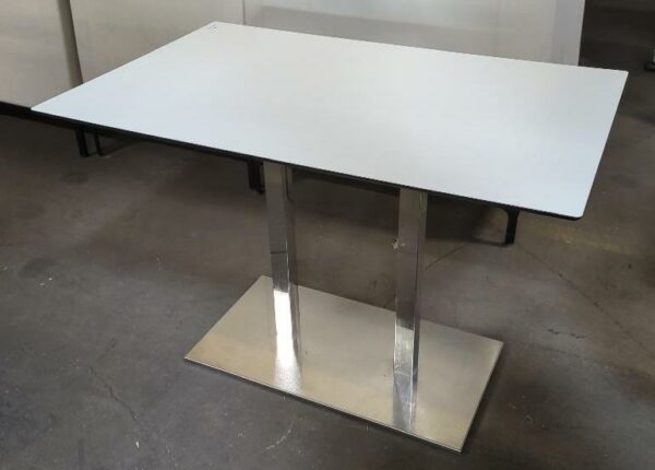 Table rectangulaire, plateau en bois blanc reposant sur deux pieds en métal chromé. 75 x 110 x 70 cm. 7 unités vendues avec faculté de réunion. Localisation : 8 rue de la Fossé aux Leux 91700 Ste Geneviève des Bois