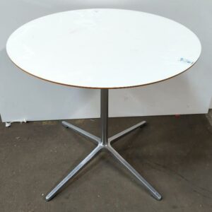 Table ronde de marque Allermuir, plateau en bois blanc, piétement en étoile à 4 branches en métal sur patins. 73 x 75 cm. 4 unités vendues avec faculté de réunion. Localisation : 8 rue de la Fossé aux Leux 91700 Ste Geneviève des Bois
