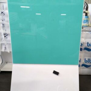Tableau magnétique double face de marque Chat Board sur roulettes, une face avec feutrine, une face avec tableau écritoire en verre (différentes couleurs). 180 x 122 x 48 cm. 6 unités vendues avec faculté de réunion. Localisation : 8 rue de la Fossé aux Leux 91700 Ste Geneviève des Bois