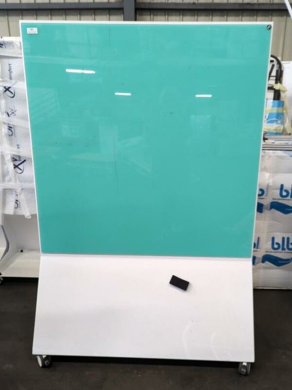 Tableau magnétique double face de marque Chat Board sur roulettes, une face avec feutrine, une face avec tableau écritoire en verre (différentes couleurs). 180 x 122 x 48 cm. 6 unités vendues avec faculté de réunion. Localisation : 8 rue de la Fossé aux Leux 91700 Ste Geneviève des Bois