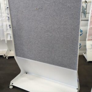 Tableau magnétique double face de marque Chat Board sur roulettes, une face avec feutrine, une face avec tableau écritoire en verre (différentes couleurs). 180 x 122 x 48 cm. 6 unités vendues avec faculté de réunion. Localisation : 8 rue de la Fossé aux Leux 91700 Ste Geneviève des Bois – Image 2