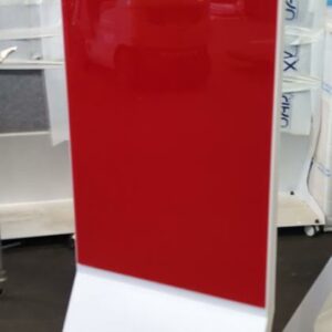 Tableau magnétique double face de marque Chat Board sur roulettes, une face avec feutrine, une face avec tableau écritoire en verre rouge. 180 x 60 x 48 cm. Localisation : 8 rue de la Fossé aux Leux 91700 Ste Geneviève des Bois