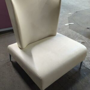 Fauteuil de marque Segis en cuir beige sur 4 pieds en métal. 104 x 87 x 80 cm (petit accroc à l'arrière du dossier). Localisation : 8 rue de la Fossé aux Leux 91700 Ste Geneviève des Bois