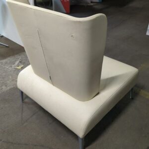 Fauteuil de marque Segis en cuir beige sur 4 pieds en métal. 104 x 87 x 80 cm (petit accroc à l'arrière du dossier). Localisation : 8 rue de la Fossé aux Leux 91700 Ste Geneviève des Bois – Image 2