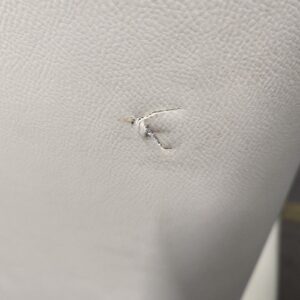 Fauteuil de marque Segis en cuir beige sur 4 pieds en métal. 104 x 87 x 80 cm (petit accroc à l'arrière du dossier). Localisation : 8 rue de la Fossé aux Leux 91700 Ste Geneviève des Bois – Image 3