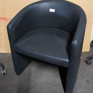 Fauteuil crapaud en simili cuir noir. 74 x 60 x 54 cm. 4 unités vendues avec faculté de réunion. Localisation : 8 rue de la Fossé aux Leux 91700 Ste Geneviève des Bois